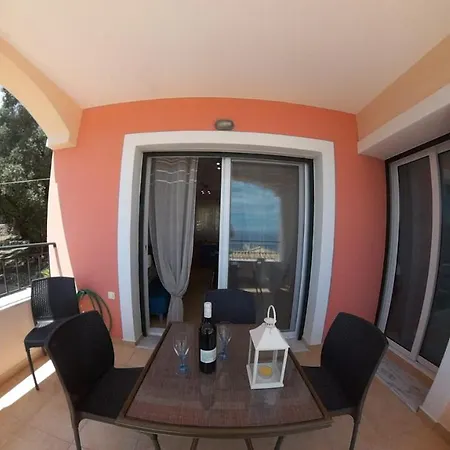 Beach Two Bedroom Maisonette With Sea View *