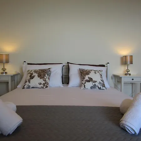 Beach Two Bedroom Maisonette With Sea View *